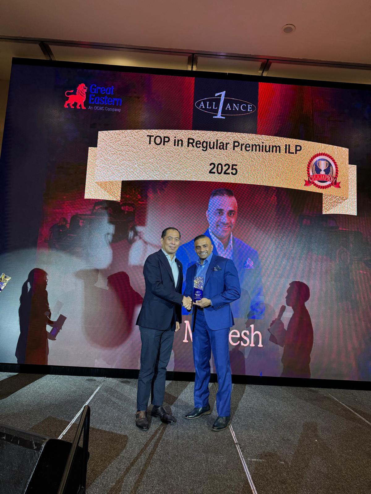 Magesh Das receiving the Top in Regular Premium ILP award