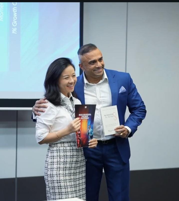 Magesh Das facilitating an interactive leadership and sales training session
